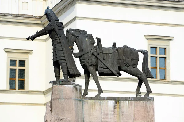 Sculptuur van groothertog Gediminas met paard in Vilnius stad — Stockfoto