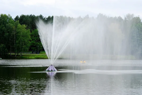 リトアニア都市の噴水。リトアニアの夏. — ストック写真
