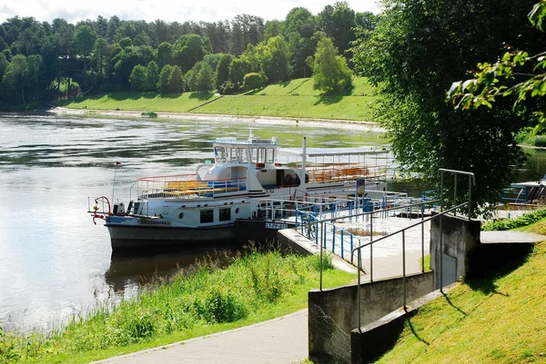 Navio no rio Nemunas Cais da cidade de Druskininkai — Fotografia de Stock