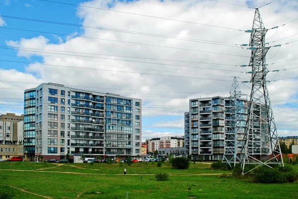 Şehirdeki yüksek voltajlı elektrik hatları — Stok fotoğraf