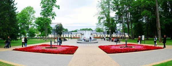 Fountain tanssia musiikkia ja vaihtaa väriä Druskininkai kaupunki — kuvapankkivalokuva