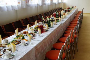 Yiyecek ve içecek uzun bir tabloyla kaplı