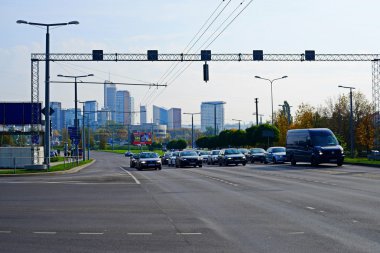 Vilnius city sokak, arabalar ve gökdelenler göster