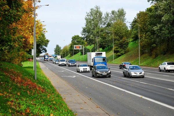 Vilnius şehir Ukmerges sokak sonbahar görünümü ile otomobil ve kamyon