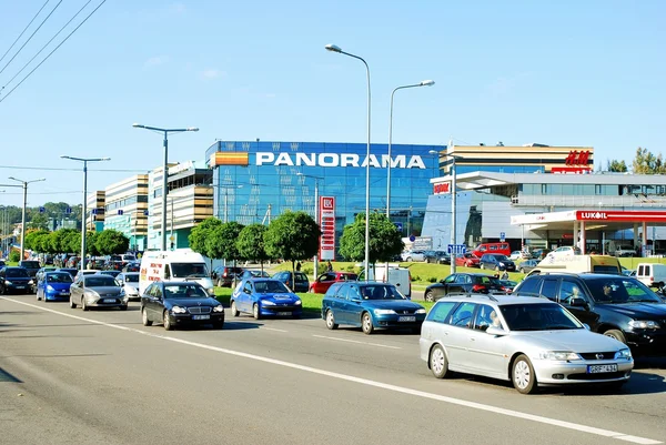 Coches en el distrito de Zverynas en la ciudad de Vilna y centro comercial Panorama —  Fotos de Stock