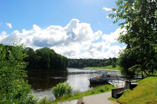 Bateau dans la rivière Nemunas Druskininkai jetée de la ville — Photo