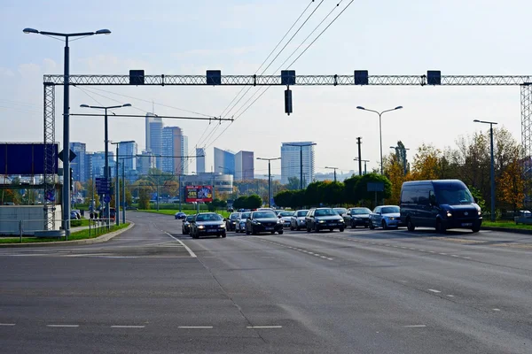 Ulica miasta Wilna, samochody i wieżowce Zobacz — Zdjęcie stockowe