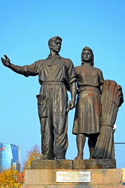 Worker and farm woman statues on the green bridge — Stock Photo, Image