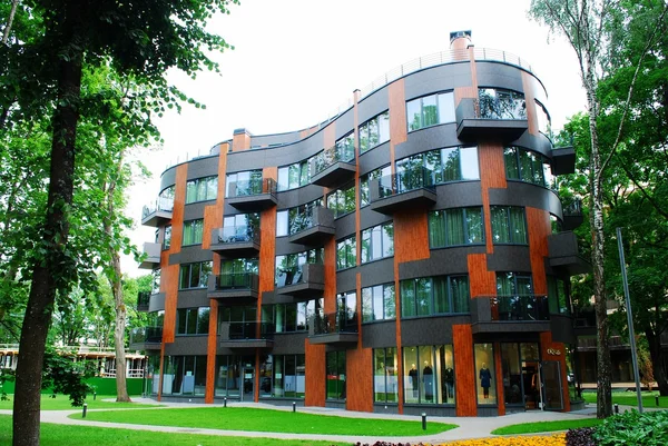 Moderní bytový dům v zeleném prostředí — Stock fotografie
