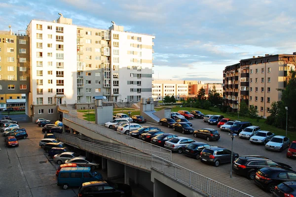 Vilnius şehir görünümü - akşam Pasilaiciai ilçe ev ve araba park — Stok fotoğraf
