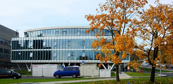 Vilnius stad straat, auto 's en Danske Bank uitzicht — Stockfoto