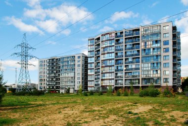 Şehirdeki yüksek voltajlı elektrik hatları