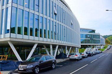 Vilnius şehir sokağı, arabalar ve Danske Bankası manzarası