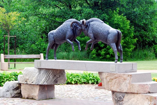 Zwei Widder auf der Brücke in der Stadt druskininkai — Stockfoto