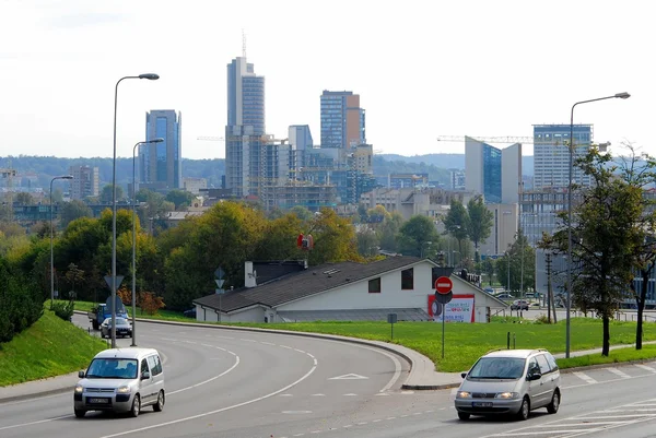 Bilar i Ukmerges street och skyskrapor i Vilnius stad — Stockfoto