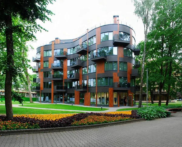 Casa residencial moderna no ambiente verde — Fotografia de Stock