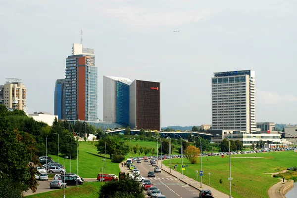 Centrum města Vilnius střílel z mostu přes řeku neris — Stock fotografie