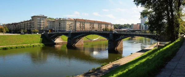 Vilnius şehir görünümü - yağmur bulutu geliyor akşam — Stok fotoğraf