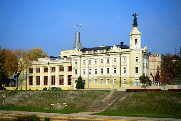 Museu técnico de Vilnius filmado do lado oposto do rio — Fotografia de Stock