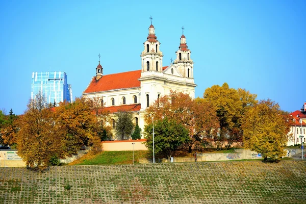 Vilnius ärkeängeln Mikaels kyrka på styrelsen floden neris. — Stockfoto