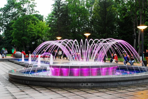 Танцы с фонтаном и смена цветов в Друскининкай — стоковое фото