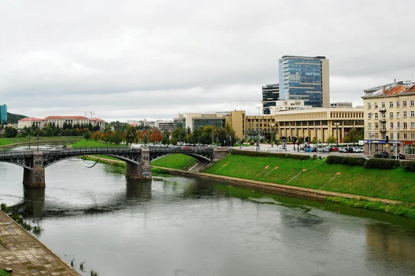 Most w Zverynas i litewski Parlament w Wilnie — Zdjęcie stockowe