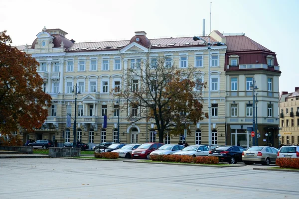 Spaziergang im Park des Domplatzes in Vilnius — Stockfoto