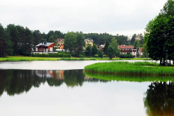 Druskininkai city view: lake, nature and houses — Stock Photo, Image