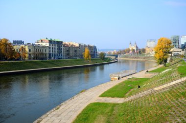 Vilnius şehir nehir Neris sonbahar görünümü ile 