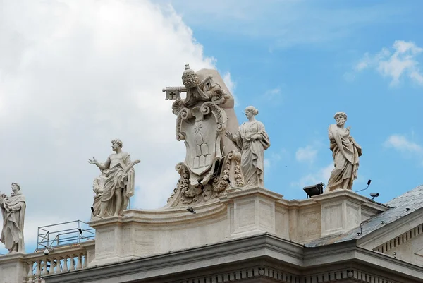 Sculptures on the facade of Vatican city works — Stock Photo, Image