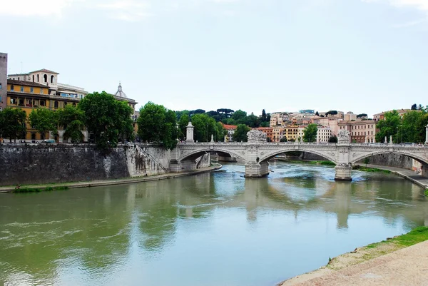 Вид на реку Тибр и город Рим 30 мая 2014 г. — стоковое фото