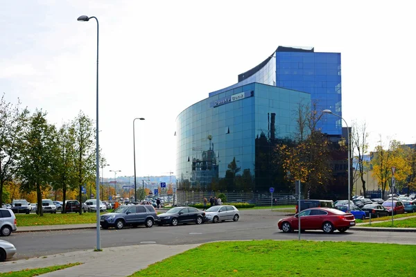 Vilnius stad straat, auto 's en Danske Bank uitzicht — Stockfoto