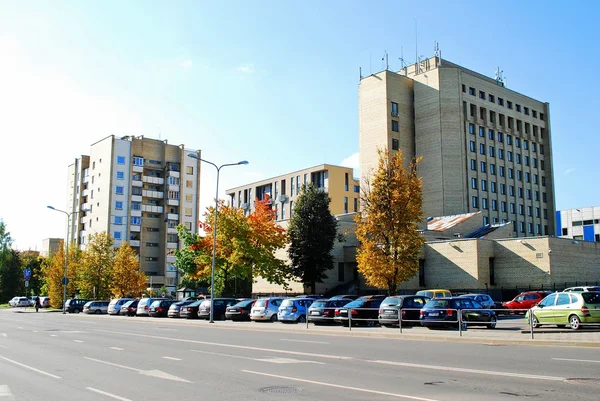 Autos y casas residenciales en el distrito de Zverynas — Foto de Stock