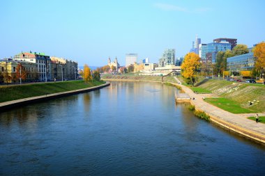 Vilnius şehir nehir Neris sonbahar görünümü ile 