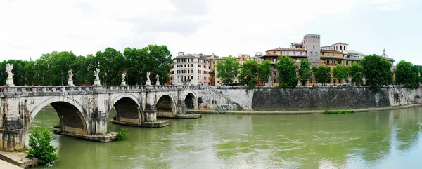 Tiber Nehri ve Roma şehir manzaralı 30 Nisan 2014 tarihinde — Stok fotoğraf