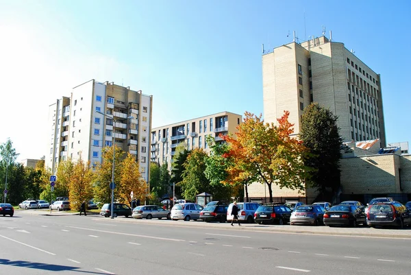 Carros e casas residenciais em Zverynas distrito — Fotografia de Stock