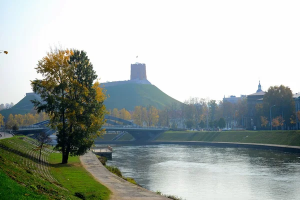 Vista da Torre de Gediminas - Nevoeiro na cidade de Vilnius — Fotografia de Stock