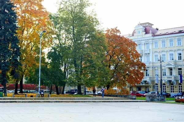 Caminhando no parque da Praça da Catedral na cidade de Vilnius — Fotografia de Stock