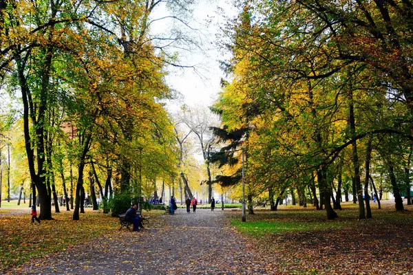 Paseando por el parque de la Plaza de la Catedral en la ciudad de Vilna — Foto de Stock