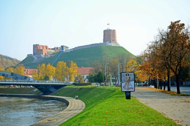 Şafak kule görünümü - Vilnius şehir siste