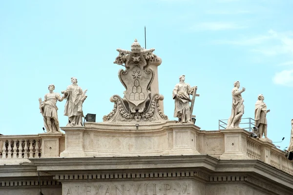 Obras de esculturas en la fachada de la Ciudad del Vaticano — Foto de Stock