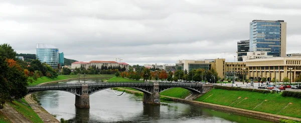 Zverynas-híd és a Litván Parlament Vilniusban — Stock Fotó