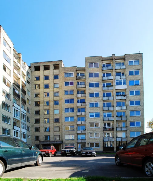 Autos y casas residenciales en el distrito de Zverynas —  Fotos de Stock