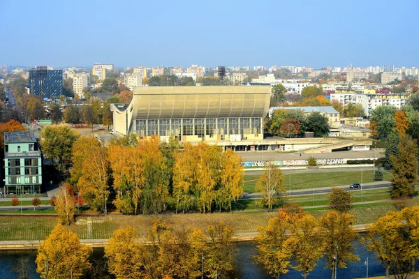 Вильнюсская осенняя панорама замковой башни Гедиминаса — стоковое фото