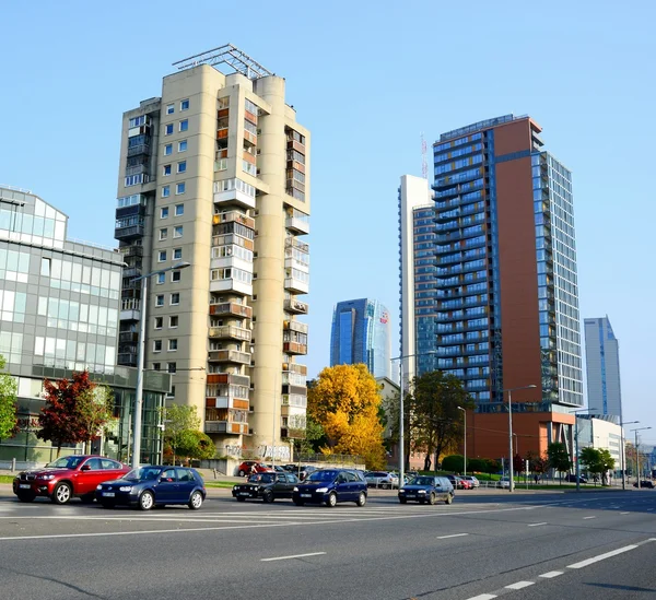 Auto's op de straat en wolkenkrabbers weergave in Vilnius stad — Stockfoto