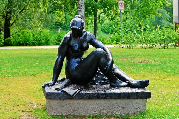 Woman sculpture in a beatiful Druskininkai city — Stock Photo, Image