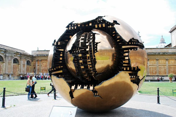 Внутри в парке Ватиканского музея
 