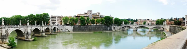 Tiber Nehri ve Roma şehir manzaralı 30 Nisan 2014 tarihinde — Stok fotoğraf