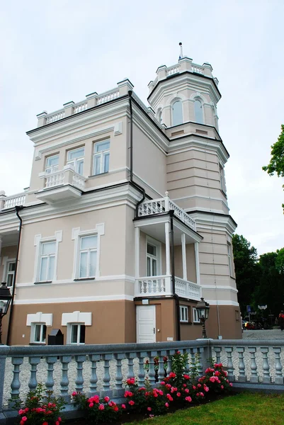 美丽明亮的房子，在 Druskinikai 城市中心 — 图库照片