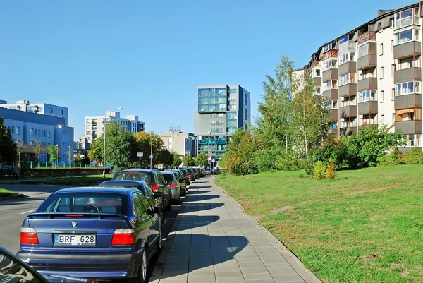 Straße im Stadtteil Pasilaiciai mit Autos und Häusern — Stockfoto